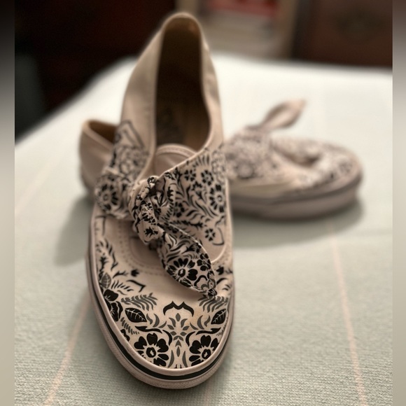 RARE - Super Cute VANS - slip-on white bandana with bow - Size 3.5Y - Women’s 5 - Picture 2 of 7